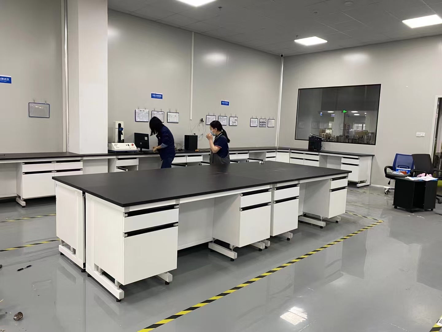 黑色台面钢木实验台