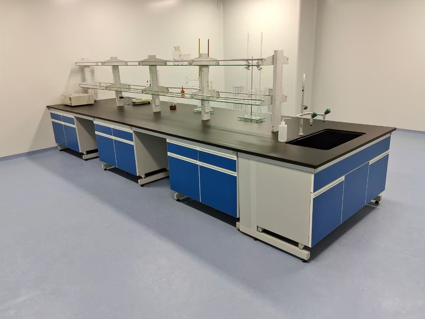 钢木深蓝色实验台