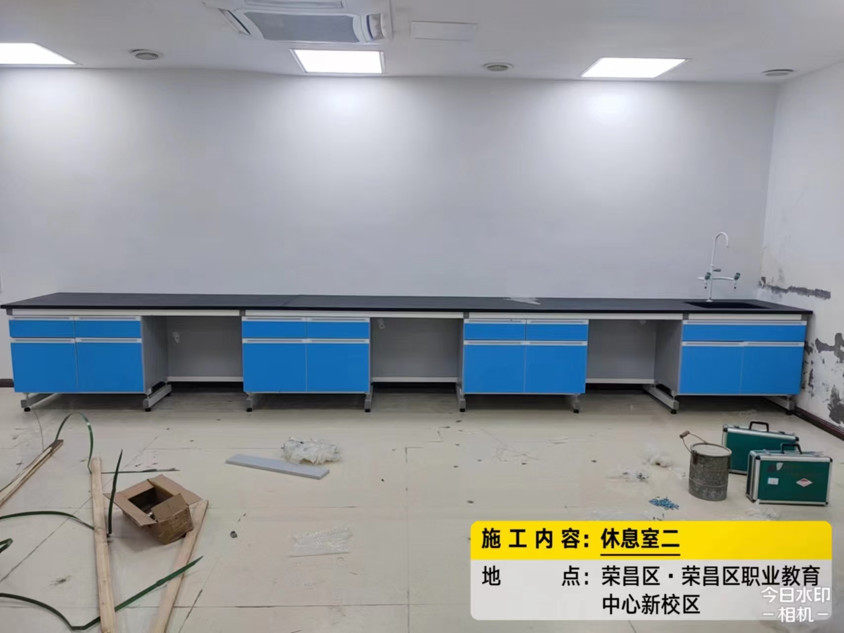 浅蓝色钢木实验台