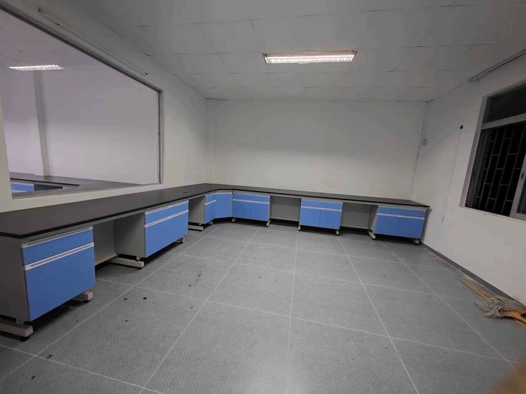 浅蓝色钢木实验台