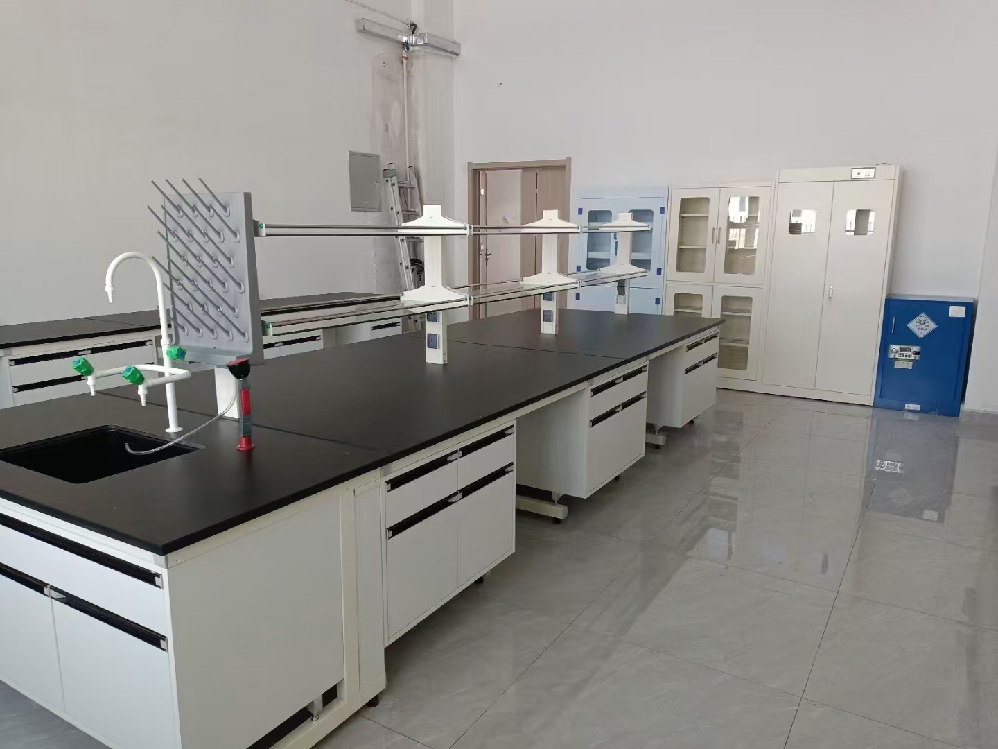 黑色台面钢木实验台