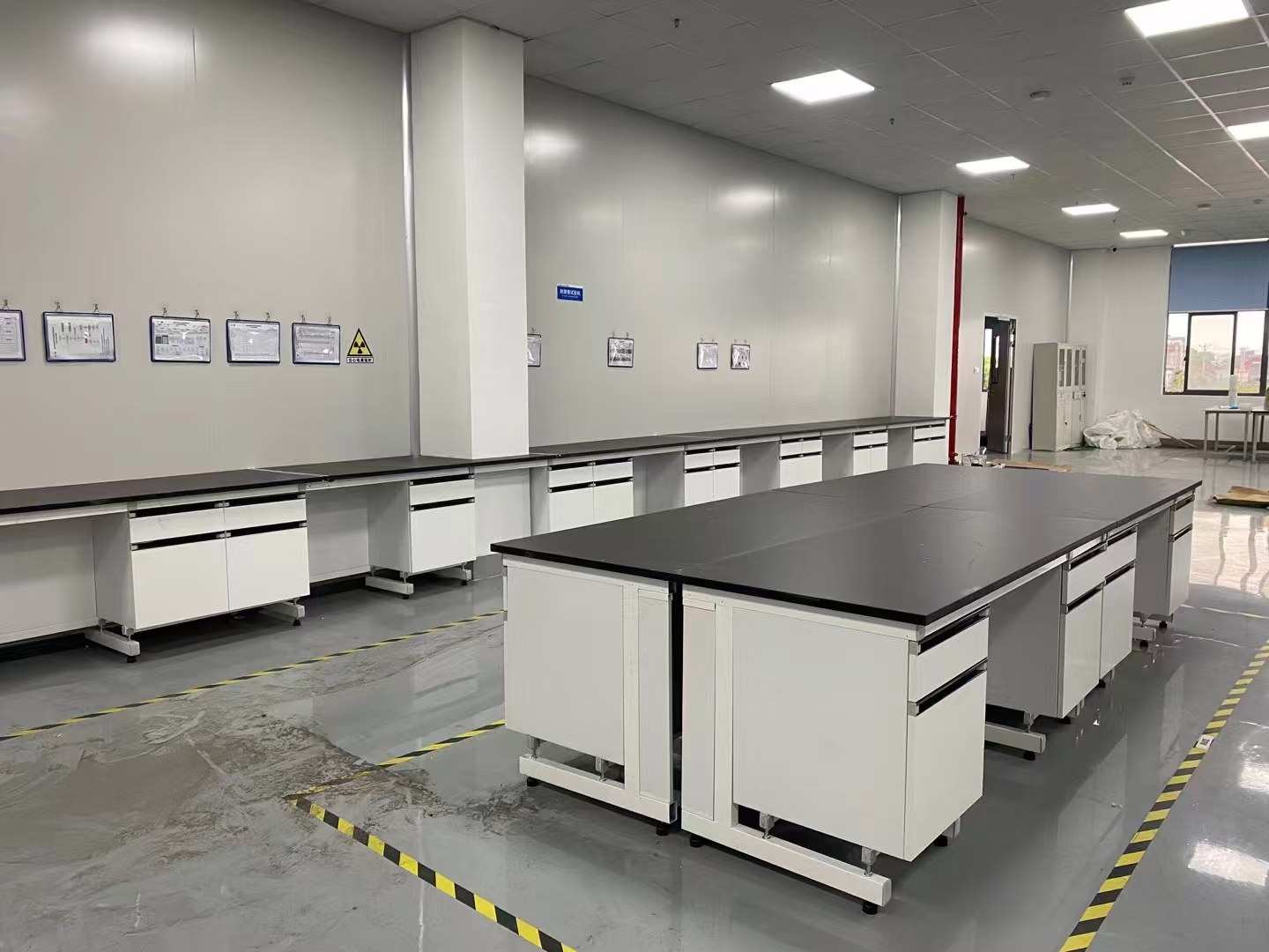 黑色台面钢木实验台