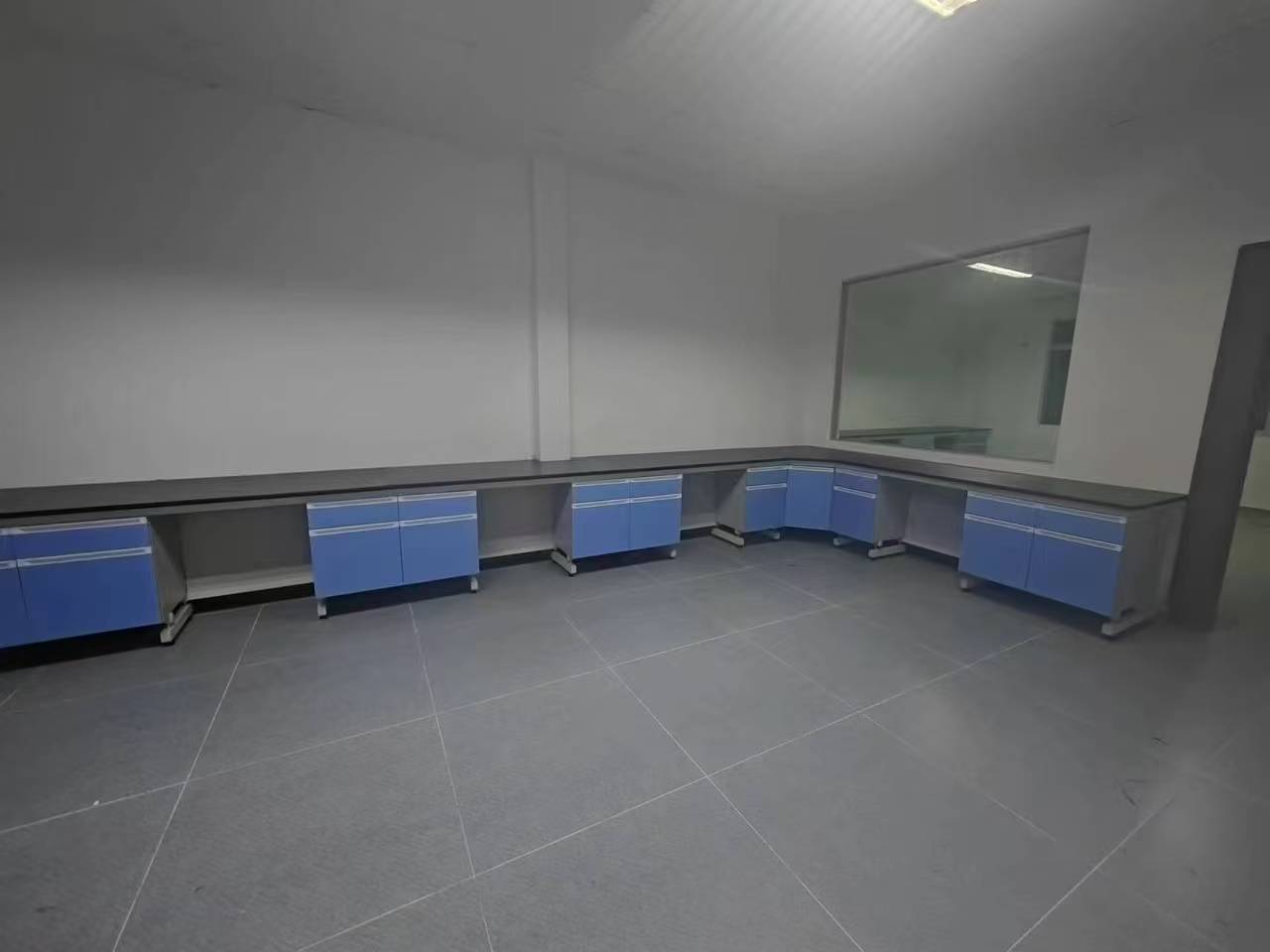 浅蓝色钢木实验台